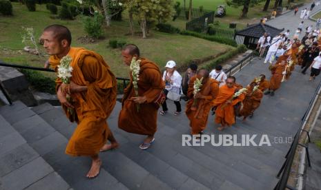 Sejumlah biksu peserta ritual Thudong berjalan di kawasan candi Borobudur, Magelang, Jawa Tengah, Kamis (1/6/2023). Sebanyak 32 biksu telah menyelesaikan ritual Thudong selama empat bulan menempuh jarak sejauh 2.600 kilometer dan melewati empat negara (Thailand, Singapura, Malaysia dan Indonesia) menuju candi Borobudur untuk merayakan hari raya Tri Suci Waisak 2023/2567 Buddhis Era (BE). ANTARA FOTO/Anis Efizudin/foc.