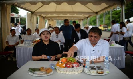 Ketua Dewan Pengurus Pusat (DPP) Bidang Politik dan Keamanan PDI Perjuangan Puan Maharani (kiri) bersama Ketua Umum Partai Golongan Karya AIrlangga Hartarto (kanan) beristirahat seusai mengikuti kegiatan jalan santai di Monas, Jakarta, Sabtu (8/10/2022). Kegiatan jalan santai tersebut merupakan silaturahmi dan konsolidasi politik menjelang pemilu 2024. Republika/Thoudy Badai