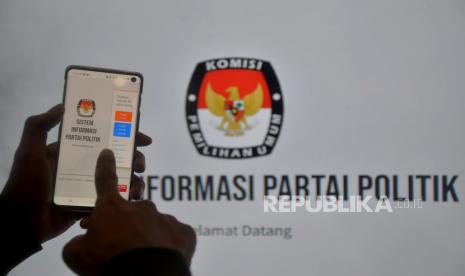 Petugas Komisi Pemilihan Umum (KPU) menunjukkan tampilan Sistem Informasi Partai Politik (Sipol) Pemilu 2024 usai peluncurannya di Kantor KPU, Jakarta, Jumat (24/6/2022). KPU meluncurkan Sipol Pemilu 2024 dan telah membuka aksesnya untuk memperlancar proses pendaftaran dan verifikasi partai politik.Prayogi/Republika.