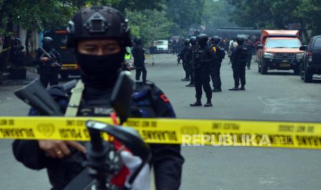 Petugas dari Brimob melakukan penjagaan di kawasan TKP bom bunuh diri di Markas Sektor Kepolisian Astana Anyar, Kota Bandung, Rabu (7/12/2022). Dalam peristiwa itu ada 11 orang yang menjadi korban. 10 orang merupakan anggota polisi dan satu orang warga sipil yang sedang melintas di sekitar lokasi kejadian. Sedangkan pelaku bom bunuh diri dipastikan tewas di lokasi.