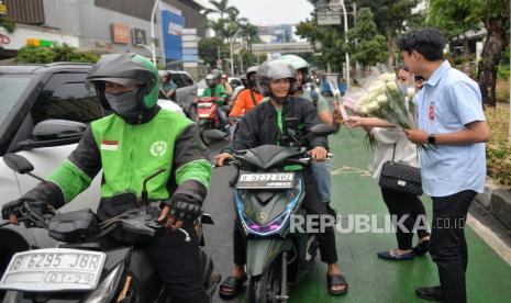 Tim Kampanye Nasional Pemilih Muda (TKN Fanta) Prabowo - Gibran melakukan aksi bagi-bagi bunga dan cokelat kepada masyarakat di kawasan Thamrin, Jakarta, Kamis (15/2/2024). Aksi ini digelar sebagai perayaan kemenangan paslon nomor urut 02 di Pilpres 2024 versi hitung cepat atau quick count. Aksi bertajuk 