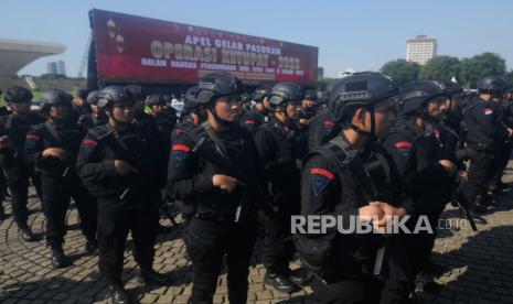 Personel Polri berbaris. Polri diimbau netral dalam Pemilu 2024.