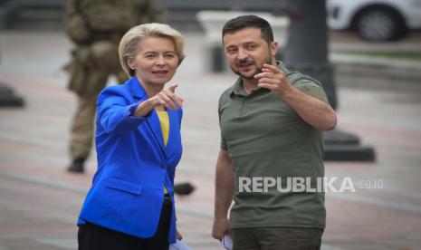  Presiden Ukraina Volodymyr Zelenskyy, kanan, dan Presiden Komisi Eropa Ursula von der Leyen berbicara selama pertemuan mereka di Kyiv, Ukraina, Kamis, 15 September 2022. NATO dan Uni Eropa Bentuk Satgas Lindungi Infrastruktur Vital dari Rusia