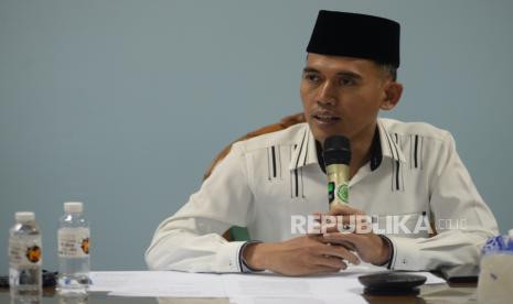 KH Asrorun Niam Sholeh Beri Catatan Pola Pembayaran Biaya Haji 2023. Foto:    Ketua Komisi Fatwa Majelis Ulama Indonesia (MUI) Asrorun Niam saat menyampaikan keterangan pers terkait Fatwa MUI terhadap wabah PMK di Gedung MUI Pusayt, Jakarta, Selasa (31/5/2022). Majelis Ulama Indonesia (MUI) menyatakan bahwa hewan yang terjangkit wabah penyakit mulut dan kuku (PMK) dengan gejala klinis berat tidak sah untuk dijadikan hewan kurban saat Hari Raya Idul Adha. Sementara untuk hewan yang terjangkit PMK dengan gejala klinis ringan sah untuk dijadikan hewan kurban. Gejala klinis ringan diantaranya lepuh ringan pada bagian celah kuku, tidak nafsu makan, kondisi lesu dan mengeluarkan air liur lebih dari biasanya. Republika/Thoudy Badai