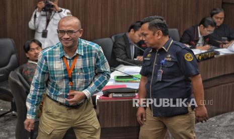 Ketua KPU Hasyim Asyari saat menghadiri sidang lanjutan perkara dugaan pelanggaran Kode Etik Penyelenggara Pemilu (KEPP) yang melibatkan Ketua dan Anggota KPU RI di Ruang Sidang DKPP, Jakarta, Senin (15/1/2024). Persidangan yang  beragendakan pemeriksaan saksi ahli ini terkait dugaan pelanggaran kode etik KPU karena telah menerima pendaftaran Gibran Rakabuming Raka sebagai calon wakil presiden, pascaputusan Mahkamah Konstitusi (MK).