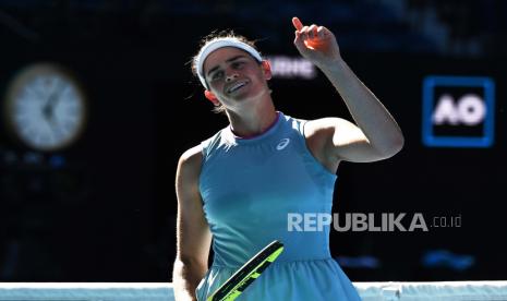 Jennifer Brady dari Amerika Serikat bereaksi selama pertandingan semifinal tunggal putri melawan Karolina Muchova dari Republik Ceska pada hari ke -1 turnamen tenis Grand Slam Australia Terbuka di Melbourne Park di Melbourne, Australia, 18 Februari 2021. Brady memenangkan pertandingan dan berhak lolos ke final.