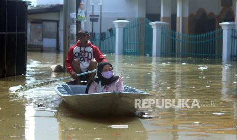 Banjir akibat hujan lebat yang terjadi terus-menerus (ilustrasi). BMKG memprakirakan hari ini beberapa kota besar dilanda hujan lebat disertai petir.