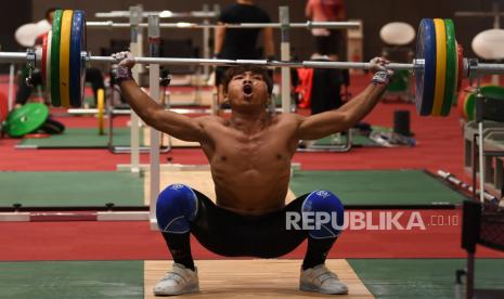 Lifter putra Indonesia Deni melakukan angkatan saat sesi latihan di Arena Angkat Besi Olimpiade Tokyo 2020, Tokyo International Forum, Tokyo, Jepang, Kamis (22/7/2021). Deni akan bertanding dalam kelas 67 Kg putra Olimpiade Tokyo 2020 pada Sabtu 24 Juli 2021. 