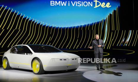  Oliver Zipse, ketua dewan manajemen BMW AG, memperkenalkan mobil konsep BMW i Vision Dee yang berubah warna saat CES di Las Vegas, Amerika Serikat (AS).