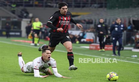 Sasa Lukic (bawah kiri) saat berjuang bersama Torino melawan AC Milan pada 11 Januari 2023.