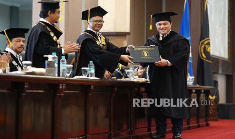 Menteri BUMN Erick Thohir menerima gelar Doktor Kehormatan dari Universitas Brawijaya, Malang, Jawa Timur, Jumat (3/3/2023).