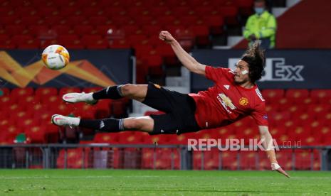 Manchester United Edinson Cavani  berusaha melepas tendangan gunting pada laga leg pertama semifinal Liga Europa antara Manchester United melawan AS Roma di Old Trafford, Manchester, Jumat (30/4) dini hari.