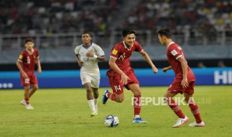 Pemain Timnas Indonesia Zaky Sulthan berlari saat bertanding melawan Timnas Panama pada babak penyisihan Piala Dunia U17 di Stadion Gelora Bung Tomo, Surabaya, Jawa Timur, Senin (13/11/2023). Timnas Indonesia bermain imbang melawan Timnas Panama dengan Skor 1-1.