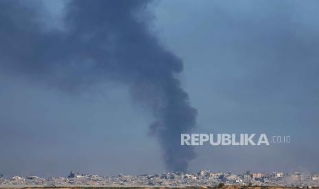 Asap membumbung dari kawasan Shujaiya di Jalur Gaza, seperti terlihat dari daerah dekat perbatasan Israel-Gaza di selatan Israel, 30 Desember 2023.