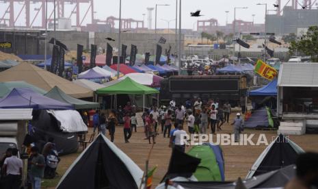 Pengunjuk rasa anti-pemerintah Sri Lanka berkumpul di lokasi protes yang sedang berlangsung sehari setelah diserang oleh pendukung pemerintah di Kolombo, Sri Lanka, Selasa, 10 Mei 2022. 