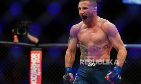 Justin Gaethje mengekspresikan emosinya setelah mengalahkan Tony Ferguson pada laga UFC 249 di  VyStar Veterans Memorial Arena,Florida, AS, Ahad (10/5). May 9, 2020; Jacksonville, Florida, USA; Justin Gaethje (blue gloves) celebrates after defeating Tony Ferguson (red gloves) during UFC 249 at VyStar Veterans Memorial Arena