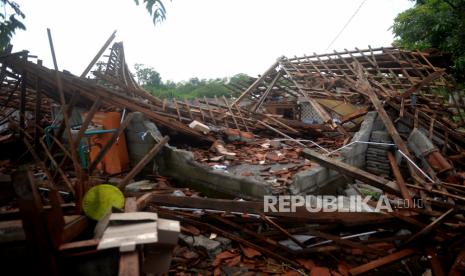 Bagunan ambruk imbas hujan lebat dan angin kencang di Berbah, Sleman, Yogyakarta, Rabu (2/2/2022). Dalam kejadian ini tidak ada korban jiwa. Demi keamanan PLN melakukan pemadaman hingga penggantian tiang listrik selesai.