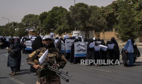 Taliban Izinkan Wanita Masuk Universitas dengan Syarat. Foto:     Para wanita berbaris mendukung pemerintah Taliban di luar Universitas Kabul, Afghanistan, pada Sabtu, 11 September 2021.