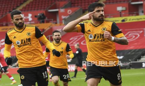 Ruben Neves (kanan) dari Wolverhampton melakukan selebrasi setelah mencetak gol penyeimbang 1-1 dari titik penalti selama pertandingan sepak bola Liga Utama Inggris antara Southampton FC dan Wolverhampton Wanderers di Southampton, Inggris, 14 Februari 2021.