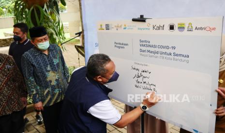 Wakil Wali Kota Bandung Yana Mulyana membubuhkan tanda tangan saat peresmian Sentra Vaksinasi Covid-19 Masjid Salman ITB Kota Bandung, Senin (13/9). Sentra vaksinasi Masjid Salman ITB menargetkan 3.000 sasaran dengan 200 dosis vaksin Covid-19 per hari, sebagai salah satu upaya mempercepat herd immunity di Kota Bandung. 