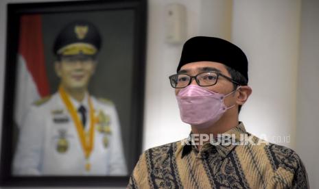 Perwakilan keluarga Gubernur Jawa Barat Ridwan Kamil, Elpi Nazmuzaman saat konferensi pers terkait perpanjangan cuti Gubernur di Gedung Sate, Jalan Diponegoro, Kota Bandung, Senin (30/5/2022). Gubernur Jawa Barat Ridwan Kamil sudah mendapatkan perpanjangan izin cuti dari Kementerian Dalam Negeri (Kemendagri) selama sepekan yang berlaku mulai 29 Mei hingga 4 Juni 2022 untuk memantau pencarian anaknya Emmeril Kahn Mumtadz yang hilang di Swiss. 