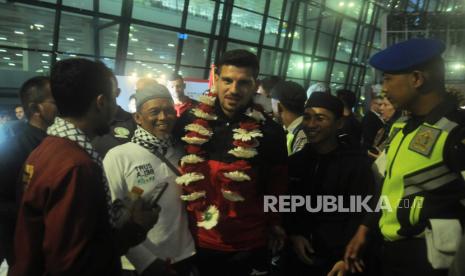 pesepak bola Timnas Palestina Rami Hamadeh (tengah) menyapa warga setibanya di Bandara Soekarno Hatta, Tangerang, Banten, Sabtu (10/6/2023). Timnas Palestina tiba di Indonesia untuk melawan Timnas Indonesia dalam rangka FIFA Matchday di Gelora Bung Tomo, Surabaya, Jawa Timur, Rabu (14/6/2023).