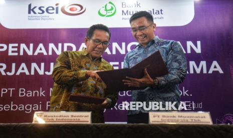 Direktur PT Bank Muamalat Indonesia Tbk Karno (kanan) bersama Direktur Utama PT Kustodian Sentral Efek Indonesia (KSEI) Samsul Hidayat (kiri)  berbincang usai melakukan penandatanganan perjanjian kerja sama Bank Muamalat sebagai pemegang rekening KSEI di Jakarta, Rabu (20/11/2024). Bank Muamalat resmi menjadi bank kustodian setelah mendapatkan persetujuan dari Otoritas Jasa Keuangan. Bank Muamalat kini siap melayani transaksi investor pasar modal  yang berkaitan dengan efek syariah seperti saham syariah, sukuk, dan reksa dana syariah. Selain itu, Bank Muamalat juga akan menjalankan pencatatan, penyelesaian, dan penyimpanan efek syariah, administrasi fund, pelaporan serta layanan lainnya sesuai kebutuhan investor.