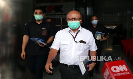 Direktur Utama Jiwasraya Hexana Tri Sasongko meninggalkan gedung KPK usai melakukan pertemuan dengan pimpinan KPK di Jakarta, Jumat (13/11/2020). Pertemuan tersebut membahas dana pensiunan pegawai KPK yang tertahan di Jiwasraya dengan nilai polis mencapai Rp20 miliar. 