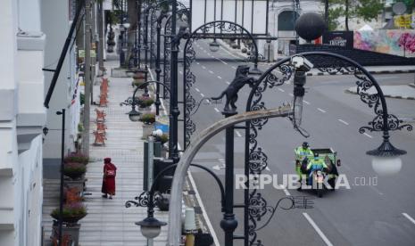 Suasana lengang di Kawasan Alun-alun Kota Bandung, saat diberlakukannya Pembatasan Sosial Berskala Besar (PSBB) .