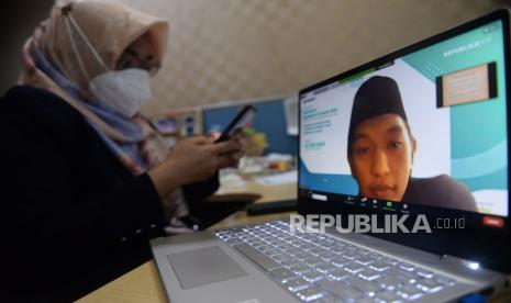 Ketua Pemuda DMI Arief Rosyid menjadi narasumber pada acara webinar Outlook Ekonomi Syariah 2021 di Jakarta, Rabu (2/12). Acara yang merupakan rangkaian dari Road To Anugerah Syariah Republika 2020 ini mengangkat tema 