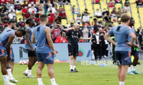 Pelatih Manchester United Erik ten Hag (tengah) memimpin sesi latihan timnya untuk pertandingan sepak bola tur pramusim antara Manchester United dan Liverpool FC di Rajamangala National Stadium di Bangkok, Thailand, 11 Juli 2022. Manchester United menghadapi Liverpool FC pada tur pramusim Piala Century pada 12 Juli 2022 di Bangkok, Thailand. Man United menang 4-0 atas Liverpool di laga tersebut.