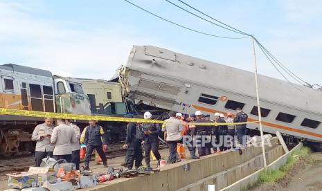 Penampakan Kereta Api Turangga yang mengalami tabrakan dengan Kereta Api lokal Cicalengka di petak Jalan Cicalengka-Haurpuguh, Kabupaten Bandung, Jumat (5/1/2024). 