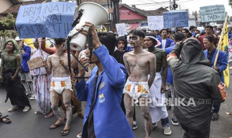  Tarif Angkot di Kota Tasikmalaya Resmi Naik. Foto: Mahasiswa yang tergabung dalam Pergerakan Mahasiswa Islam Indonesia (PMII) Kota Tasikmalaya menggelar aksi teatrikal tutup mulut di depan Depot terminal Pertamina Tasikmalaya, Kota Tasikmalaya, Jawa Barat, Senin (5/9/2022). Dalam aksinya, mereka menolak keputusan pemerintah menaikkan harga Bahan Bakar Minyak (BBM) bersubsidi dan menghimbau pemerintah untuk meninjau ulang keputusan tersebut. 