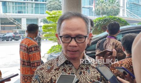 Ketua Dewan Komisioner OJK Mahendra Siregar dalam sesi doorstop usai menghadiri pembukaan perdagangan bursa di Gedung Bursa Efek Indonesia, Selasa (2/1/202). 