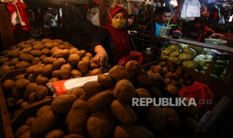 Pedagang merapikan kentang di Pasar Senen, Jakarta, Senin (2/11). Tren kenaikan harga pangan jelang akhir tahun mulai diantisipasi. Sejumlah komoditas pangan diketahui mulai mengalami kecenderungan harga pangan. 