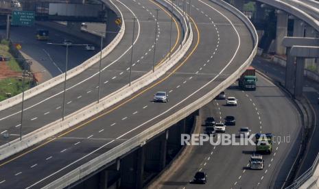 Sejumlah kendaraan melintas di Tol Layang Jakarta-Cikampek, Bekasi, Jawa Barat, Ahad (7/6). Jalan Tol Layang Jakarta Cikampek II (Eleveted) mulai kembali beroperasi secara bertahap setelah ditutup total akibat kebijakan larangan mudik Lebaran 2020 sejak Ahad (7/5)