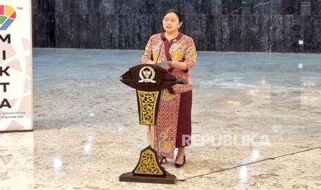 Ketua DPP Partai Demokrasi Indonesia Perjuangan (PDIP) sekaligus Ketua DPR Puan Maharani menjawab pertanyaan wartawan di Gedung Nusantara, Kompleks Parlemen, Jakarta, Senin (20/11/2023). 