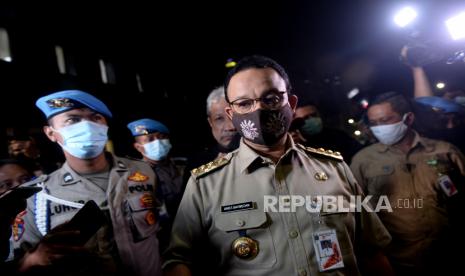 Gubernur DKI Jakarta Anies Baswedan usai memenuhi undangan klarifikasi di Mapolda Metro Jaya, Jakarta, Selasa (17/11). Gubernur DKI Jakarta Anies Baswedan memenuhi panggilan pihak kepolisian untuk dimintai klarifikasi terkait terkait kerumunan massa di rumah Habib Rizieq Shihab (HRS) di Petamburan, Jakarta Pusat, pada masa pembatasan sosial berskala besar (PSBB) transisi. Prayogi/Republika.