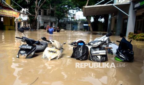 Kendaraan terendam banjir yang menggenangi kawasan pertokoan di Grand Galaxy Park, Bekasi, Jawa Barat, Selasa (4/3/2025). Banjir setinggi 1 meter menggenangi kawasan pertokoan di Grand Galaxy Park. Banjir disebabkan luapan air di Kali Bekasi akibat intensitas hujan yang tinggi dan banjir kiriman dari Bogor.