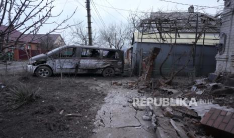  Sebuah kendaraan rusak dan puing-puing menyusul penembakan Rusia di luar Mariupol, Ukraina, Kamis, 24 Februari 2022. Rusia telah meluncurkan rentetan serangan udara dan rudal di Ukraina Kamis pagi dan pejabat Ukraina mengatakan bahwa pasukan Rusia telah meluncur ke negara itu dari utara, timur dan selatan.