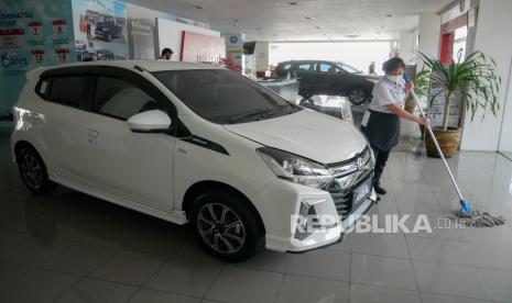 Pekerja membersihkan lantai di Tunas Daihatsu, Tebet, Jakarta, Selasa (16/6/2020). Gabungan Industri Kendaraan Bermotor Indonesia (Gaikindo) melaporkan, penjualan mobil di Indonesia pada Mei 2020 hanya mencapai 17