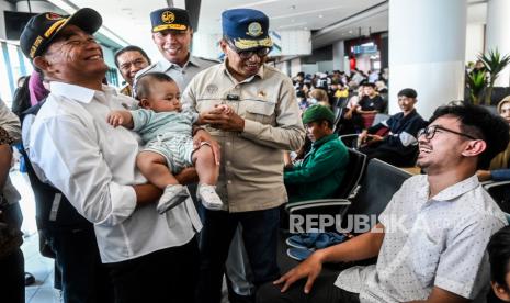 Menteri Koordinator Bidang Pembangunan Manusia dan Kebudayaan (Menko PMK) Muhadjir Effendy (kiri) bersama Menteri Perhubungan (Menhub) Budi Karya Sumadi (kanan) berbincang dengan pemudik saat meninjau Pelabuhan Merak, Cilegon, Banten, Ahad (7/4/2024). Peninjauan tersebut bertujuan untuk memberikan arahan kepada pihak terkait tentang angkutan lebaran 2024 di Pelabuhan Merak dan Pelabuhan Ciwandan. 