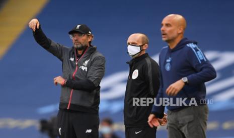 Pelatih Manchester City Pep Guardiola (kanan) dan pelatih Liverpool Juergen Klopp.