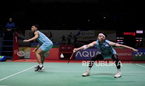 Pebulu tangkis ganda putra Indonesia Fajar Alfian (kiri) dan rekannya Muhammad Rian Ardianto (kanan) mengembalikan kok ke arah lawannya asal Malaysia, Man Wei Chong dan Kai Wun Tee pada babak kedua (16 besar) turnamen Daihatsu Indonesia Masters 2024 di Istora Senayan, Gelora Bung Karno (GBK), Jakarta, Kamis (25/1/2024). Fajar dan Rian menang dalam dua gim langsung, 21-18, 22-20 sekaligus memastikan diri lolos ke babak perempat final turnamen tersebut.