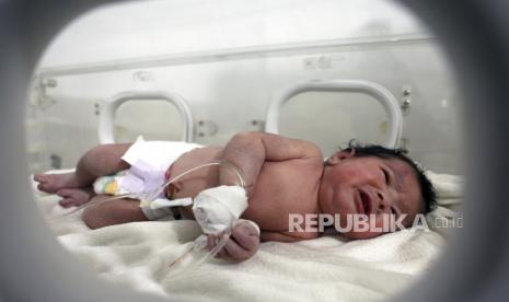 Seorang bayi perempuan yang lahir di bawah reruntuhan akibat gempa yang melanda Suriah dan Turki menerima perawatan di dalam inkubator di sebuah rumah sakit anak di kota Afrin, provinsi Aleppo, Suriah, Selasa (7/2/2023). Bayi tersebut bernama Aya, adalah salah satu dari anak yatim piatu korban gempa berkekuatan 7,8 skala Richter pada hari Senin di Suriah dan Turki.