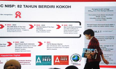 Direktur Utama Bank OCBC NISP Parwati Surjaudaja berjalan usai Paparan Publik Rapat Umum Pemegang Saham Tahunan (RUPST) Bank OCBC NISP 2023 di Jakarta, Selasa (11/4/2023). 