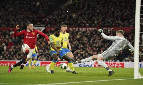 Kiper Nottingham Forests Wayne Hennessey, benar, melakukan penyelamatan dari pemain Manchester United Wout Weghorst selama pertandingan sepak bola leg kedua semifinal Piala Liga Inggris antara Manchester United dan Nottingham Forest di Old Trafford di Manchester, Inggris, Rabu, 1 Februari 2023.