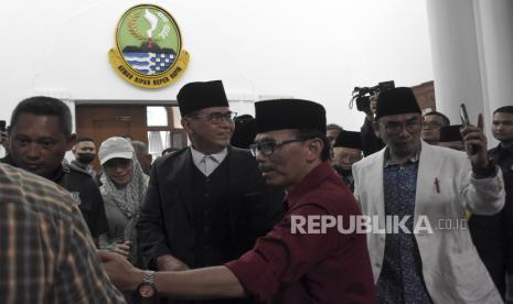 Pimpinan Pondok Pesantren Al Zaytun Panji Gumilang (kedua kiri) berjalan keluar ruangan saat memenuhi panggilan tim investigasi di Gedung Sate, Jalan Diponegoro, Kota Bandung, Jawa Barat, Jumat (23/6/2023). Panji Gumilang memenuhi panggilan tim investigasi bentukan Gubernur Jawa Barat Ridwan Kamil. Hal tersebut guna mengklarifikasi sejumlah isu kontroversial yang kini tengah viral terkait pondok pesantren di Indramayu tersebut.