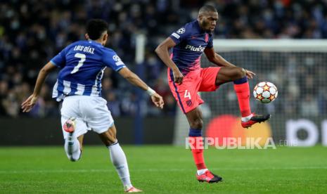 Geoffrey Kondogbia (kanan) saat membela Atletico Madrid 