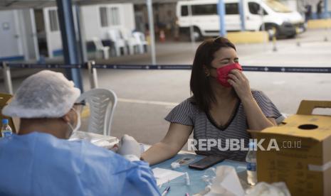 Petugas kesehatan mengambil sampel darah penduduk di lokasi pengujian COVID-19 di tengah pandemi coronavirus baru di Rio de Janeiro, Brasil, Jumat, 17 Juli 2020. 